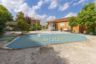 Casa a Torrejón del Rey. Oportunidad chalet independiente con piscina en señorio de murie