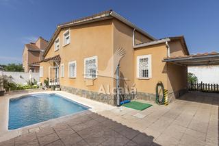 Casa a Camarma de Esteruelas. Bonito chalet con piscina con todo en una planta mas buhardilla