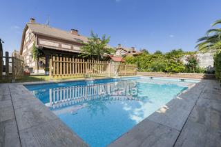 Maison à Villanueva de la Torre. Chalet pareado con piscina en urbanizacion valgreen