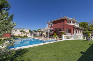Casa en Hita. Preciosa casa independiente con piscina a una hora de madrid