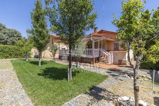 Casa a Loranca de Tajuña. Acogedor chalet en montejaral loranca de tajuña, a solo 5 minuto
