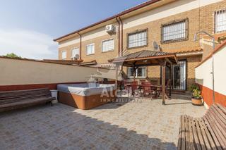 Maison jumelée à Alovera. Magnífico chalet adosado en alovera