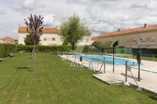 Maison jumelée à Villanueva de la Torre. Chalet adosado con piscina comunitaria