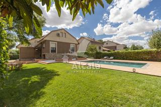 Casa en La Paloma-Asfain. Impresionante chalet independiente de esquina en la mejor zona d