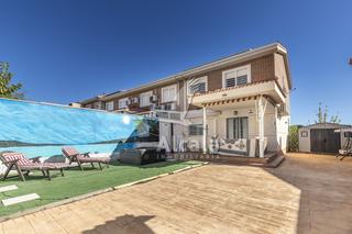 Casa aparellada a Pioz. Magnifico chalet de esquina con gran jardín