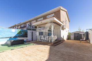 Casa aparellada a Pioz. Magnífico chalet en esquina con gran jardín