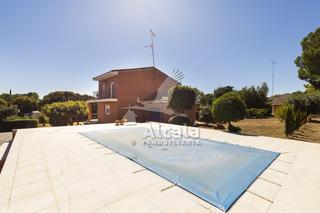 Casa a Serracines. Chalet independiente  con parcela de 2489m2 en jardin de serraci
