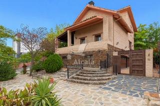 Casa a Campo Real. Estupenda vivienda en urbanización privada con vigilancia.