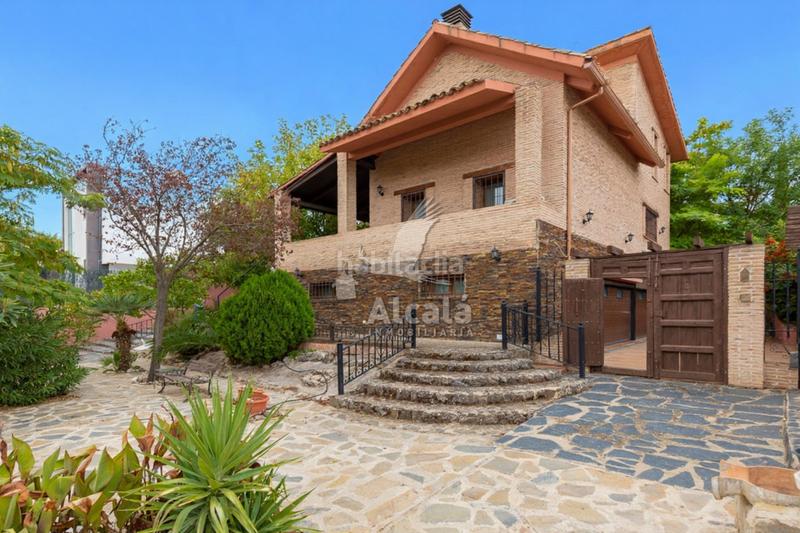 Foto 14c8eaae-6cae-4554-abd6-d9db0c758700. House with heating parking in Campo Real