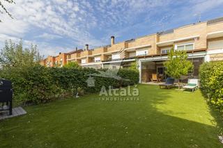 Maison jumelée à Alcalá Magna. Magnifico chalet seminuevo a un paso del centro