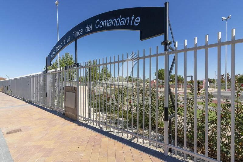 Foto 39de3495-1032-4ed9-882c-fb03477f6400. Casa adossada amb calefacció aparcament piscina a Meco