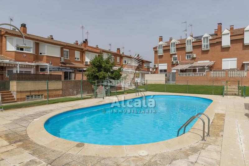 Foto 3ac0fa2b-1bdc-4a1f-b411-b6a42de1b21f. Casa adossada amb calefacció aparcament piscina a Meco