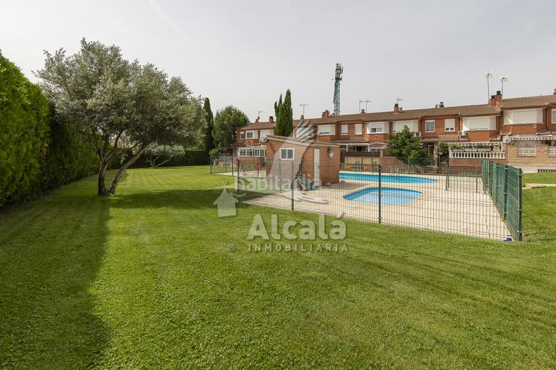 Foto 4154e4c0-6415-45d5-9de0-3ced3ce628cc. Casa adossada amb calefacció aparcament piscina a Meco