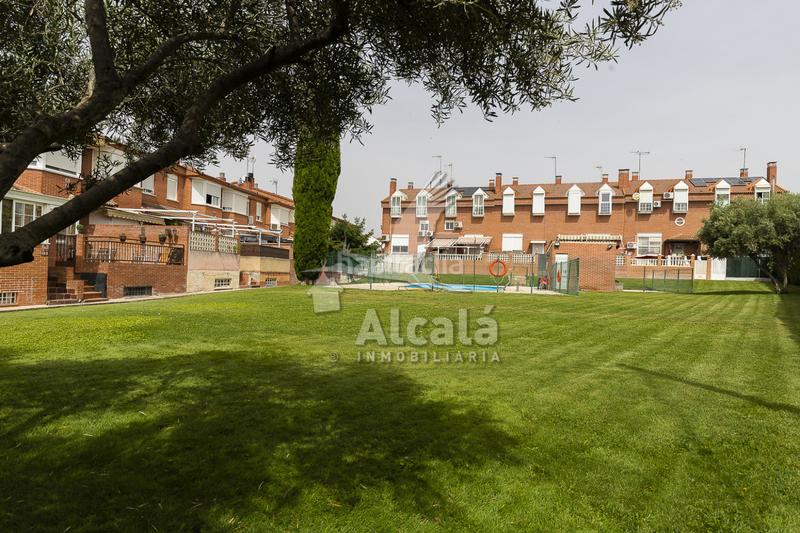 Foto 5880edfb-5f24-4988-9366-33ad42829d2b. Casa adossada amb calefacció aparcament piscina a Meco