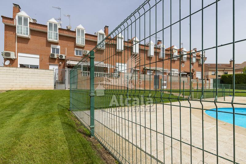 Foto 7320fc94-86d5-4d16-ae46-d4f90d661b95. Casa adossada amb calefacció aparcament piscina a Meco