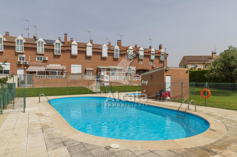 Foto b24ff09a-746f-4a5b-8108-93e037dafc2b. Casa adossada amb calefacció aparcament piscina a Meco