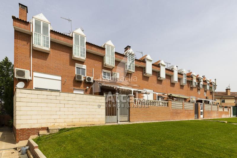 Foto b505ce3d-2558-47bc-8426-0d3ad21e55e0. Casa adossada amb calefacció aparcament piscina a Meco