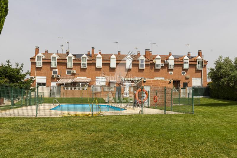 Foto d987a044-4512-4f37-afcd-125bfdda5333. Casa adossada amb calefacció aparcament piscina a Meco