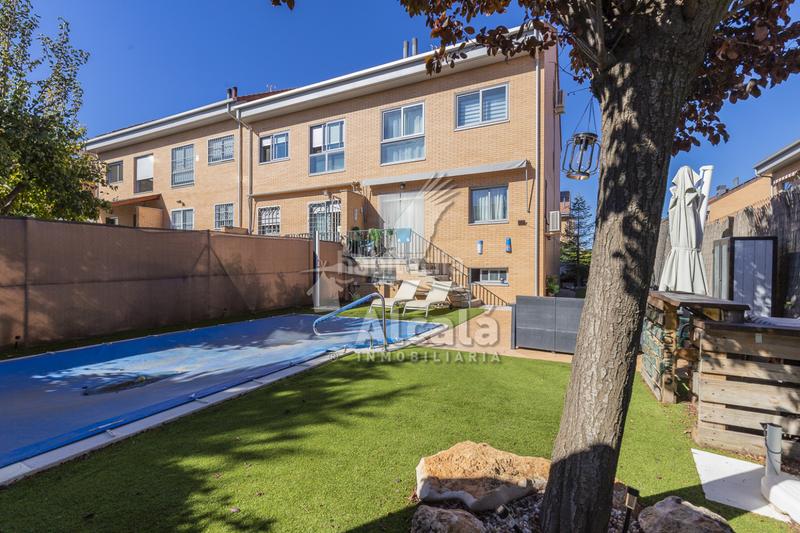 Foto 0077a2ef-8d25-4253-a886-b97aaa54eef1. Casa adossada amb calefacció aparcament piscina a Villalbilla