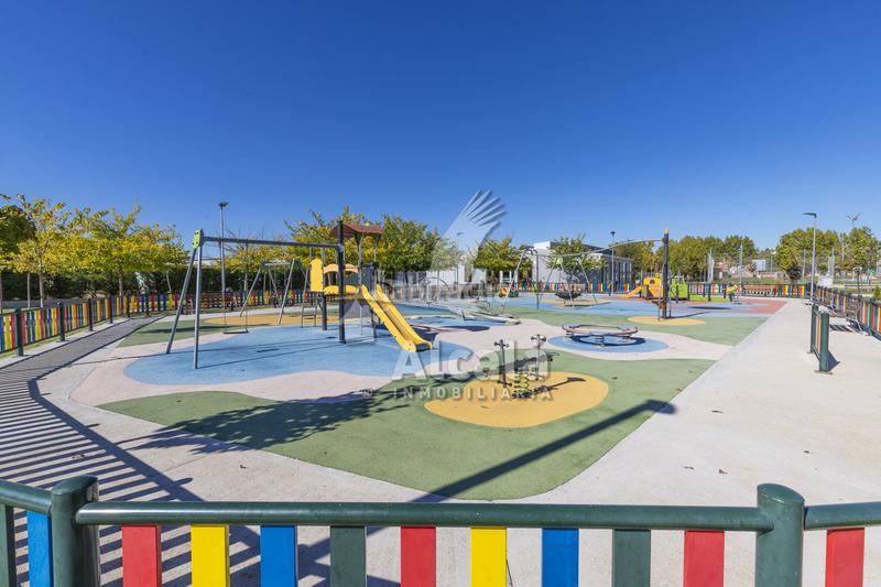 Foto 08418cdc-e081-4cf4-b51e-f4ce99464366. Casa adossada amb calefacció aparcament piscina a Villalbilla