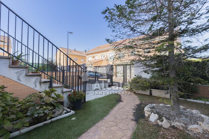 Foto 176cab5f-7097-4f4b-8dc1-b374220bdda8. Casa adossada amb calefacció aparcament piscina a Villalbilla