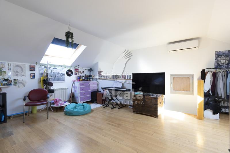 Foto 2fa81d36-2dc7-443a-a4fb-aa18ff976c59. Casa adossada amb calefacció aparcament piscina a Villalbilla