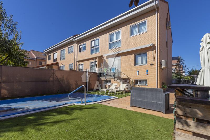 Foto 5437371d-aca8-4546-b4b1-4c69fec88319. Casa adossada amb calefacció aparcament piscina a Villalbilla