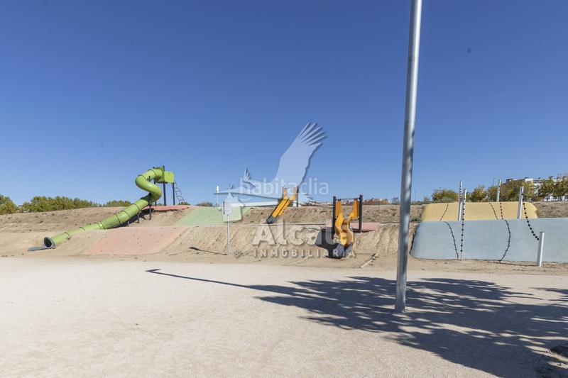 Foto 78e74e8b-0525-48a7-9fef-07d71a94fb32. Casa adossada amb calefacció aparcament piscina a Villalbilla