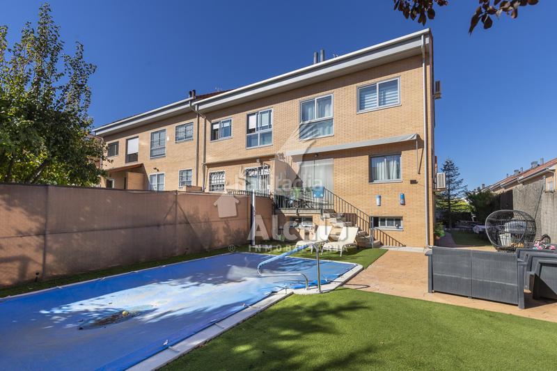 Foto f702a838-7ed5-4f57-85f5-9dd446dbff81. Casa adossada amb calefacció aparcament piscina a Villalbilla