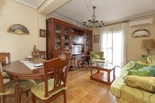 Pis a Caballería Española. Piso de tres dormitorios con cocina y baño reformados en el cent