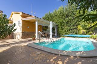 Casa aparellada a Loranca de Tajuña. Estupendo chalet pareado con parcela