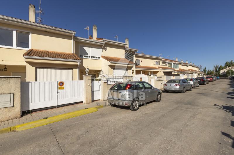 Foto 73be3b79-0db7-4e32-ad2c-a7fae8b657cf. Casa adosado cerca del centro de galapagos en Galápagos