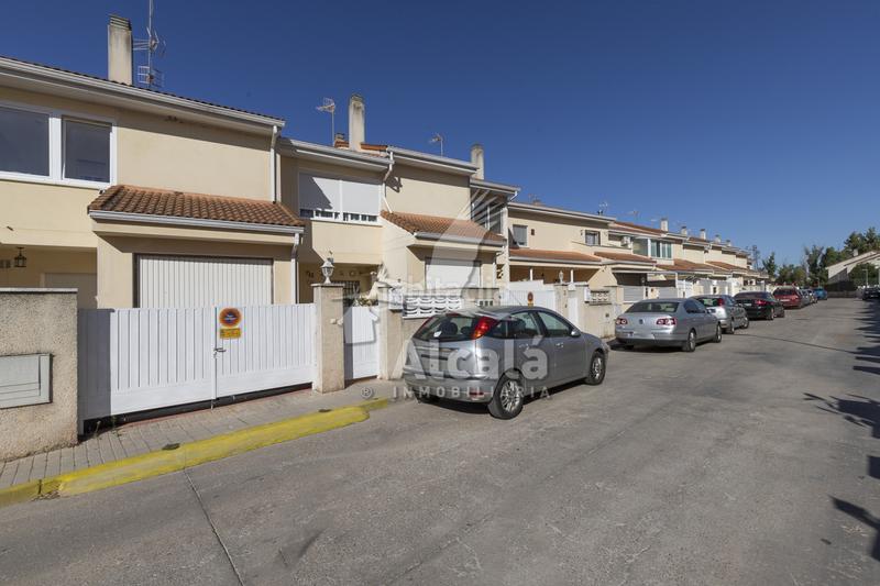 Foto 9489d72d-df8d-4567-ba6f-351e9613da94. Casa adosado cerca del centro de galapagos en Galápagos