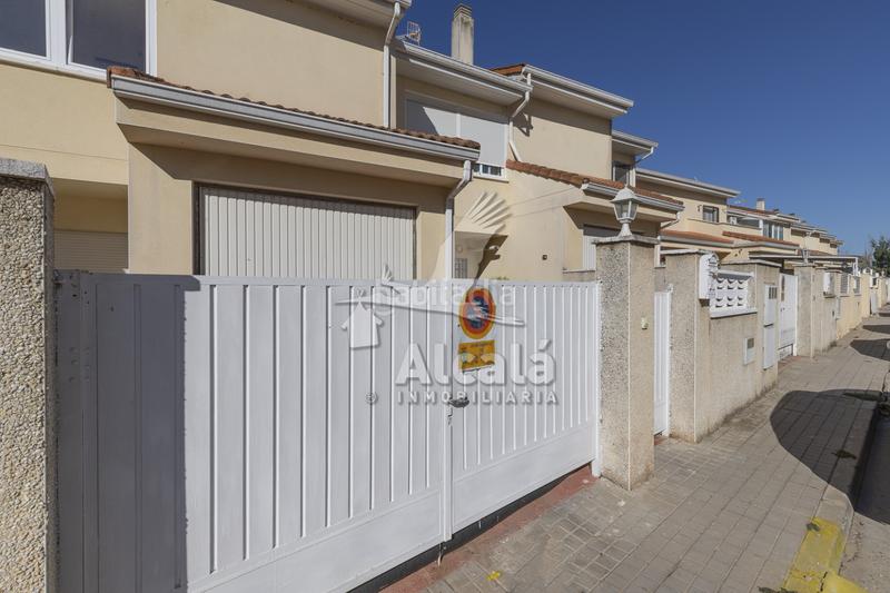 Foto e5d409d0-65c3-4ea1-ab60-c5ad78c3db13. Casa adosado cerca del centro de galapagos en Galápagos