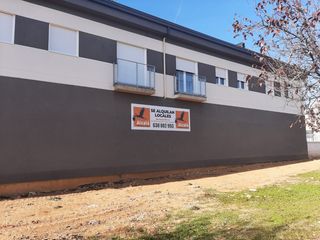 Lloguer Local Comercial a Urb. Belvalle. Alcala inmobiliaria presenta un estupendo local comercial en mec