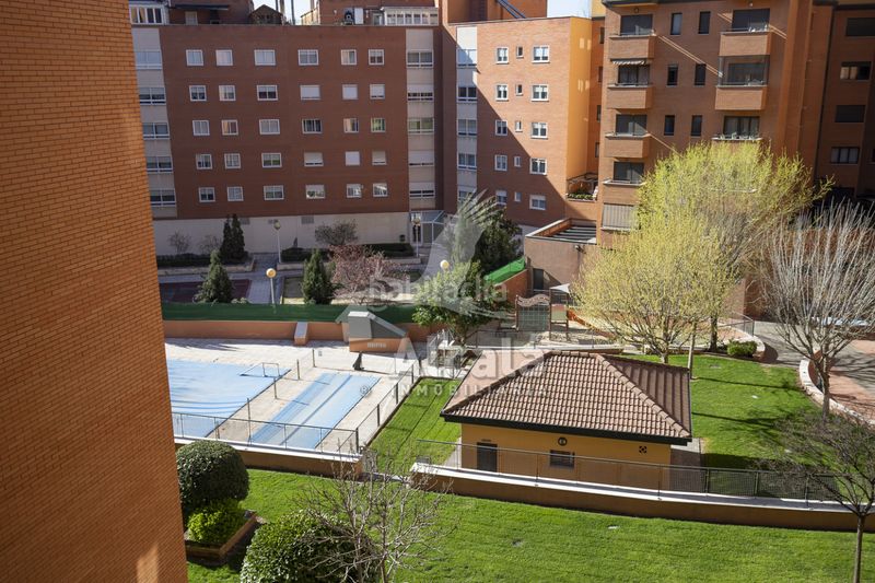 Foto 8dce7610-626a-464a-ba3c-cf7c9f7b3acb. Pis amb calefacció aparcament piscina a Ensanche Alcalá de Henares