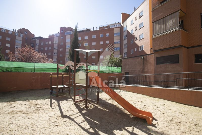 Foto d9f8fdb3-07fc-4597-8c8e-f1e0a3a43bb1. Pis amb calefacció aparcament piscina a Ensanche Alcalá de Henares