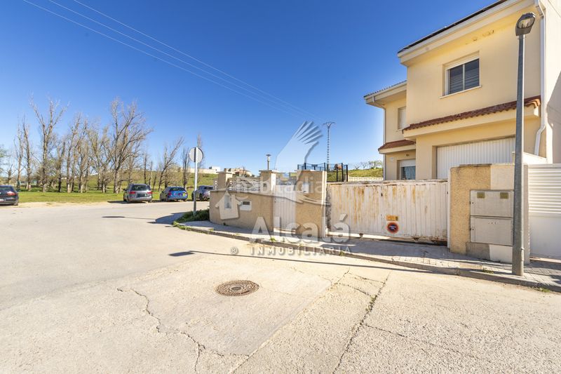 Foto c190b35a-ecea-4da4-ada0-9b8f377e6aff. Casa aparellada amb calefacció aparcament a Galápagos