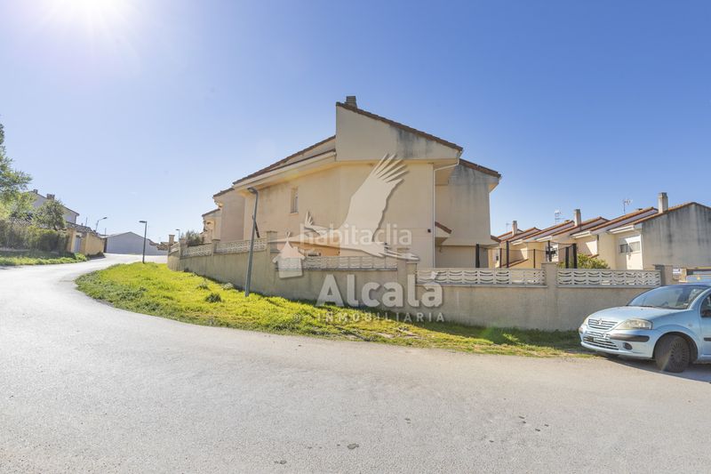 Foto f1e585e2-f1fc-421d-8ffa-8256f74cfc06. Casa aparellada amb calefacció aparcament a Galápagos