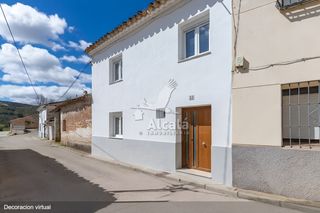 House in Utande. Casa adosada a reformar con posibilidades en utandé