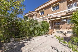 Casa adossada a Los Hueros. Chalet adosado en villalbilla con piscina comunitaria...