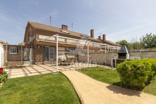 Casa bifamiliare in Villanueva de la Torre. Chalet pareado con increibles vistas