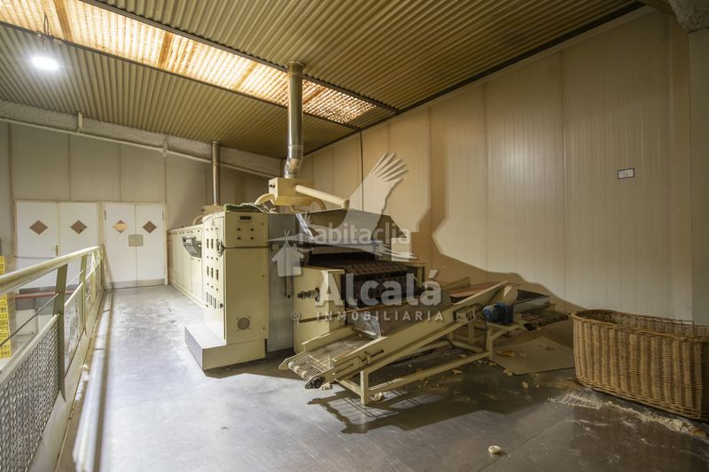 Foto 58b8d8c6-ebb3-4ebf-8ff5-ba79319bfc2c. Nau industrial a Alovera