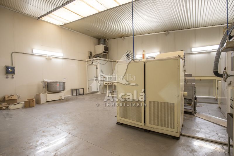Foto abc84155-2df0-41e3-90e4-4a2719821625. Nau industrial a Alovera