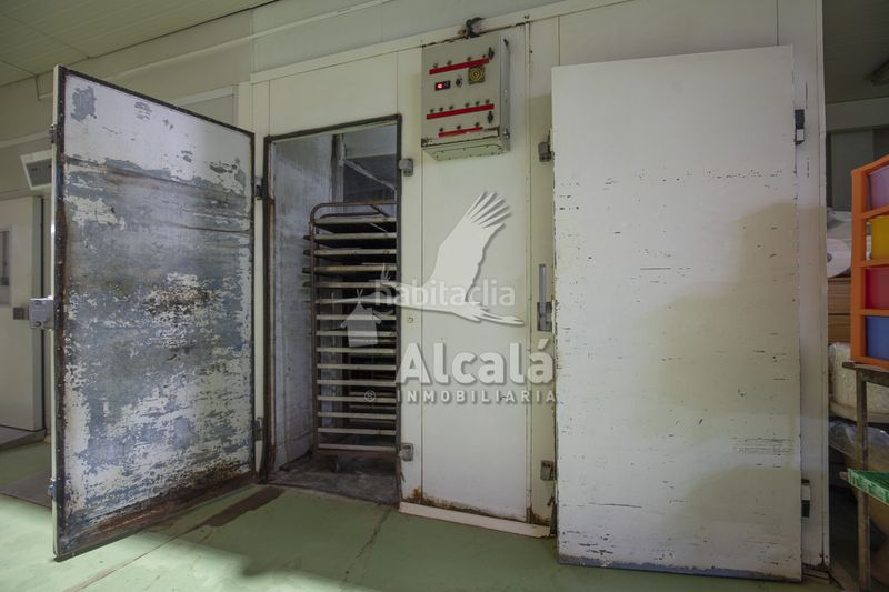Foto b451bc59-6606-49f9-b0fd-aef92bd9bd28. Nau industrial a Alovera