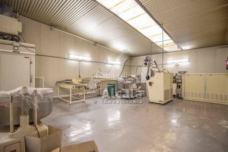 Foto e95beaf8-8ad8-4538-ad41-674749b608a5. Nau industrial a Alovera