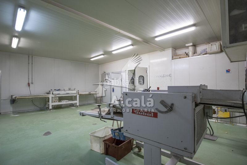 Foto f740d1a4-572e-4442-99a8-c2dbbb49f014. Nau industrial a Alovera
