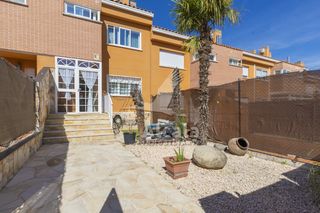 Maison jumelée à Torrejón del Rey. Oportunidad chalet adosado con buhardilla reformado en torrejon