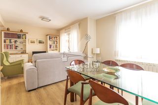 Piso en Reyes Católicos. Piso reformado de dos dormitorios y dos baños en la zona de puer