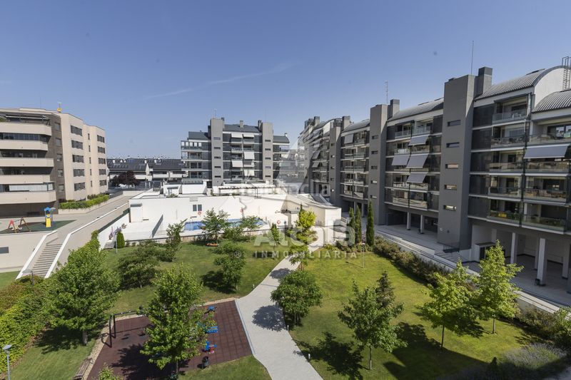Foto e6c53c88-f10f-4c43-95eb-71445c32bc29. Àtic amb calefacció aparcament piscina a Urbanizaciones Rivas - Vaciamadrid